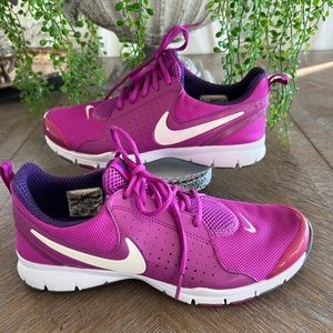 NIKE TRAINING COMFORT SNEAKERS